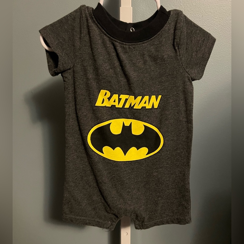 🇺🇸 $3 🇺🇸 Batman Gray and Yellow Short Sleeve Romper Preloved 6-9 months